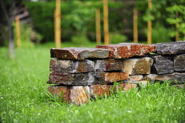 Naturgarten mit Trockensteinmauer