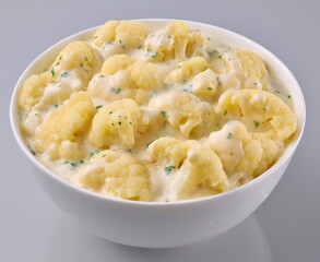 Blumenkohl in Sahnesauce in weisser Porzellanschale, Gemüse, porzelanschale, gekochtes Gemüse, 