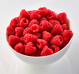 Himbeeren in weisser Porzellanschale, Obst, isoliert, Beeren, rote Himbeeren, 