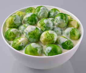 Rosenkohl in Sahnesauce in weisser Porzellanschale, Gemüse, Sahnesauce, isoliert, 