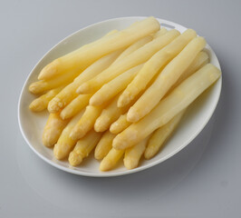 Weisser Spargel auf weisser Porzellanplatte, Gemüse, Spargel, gekocht, isoliert, 