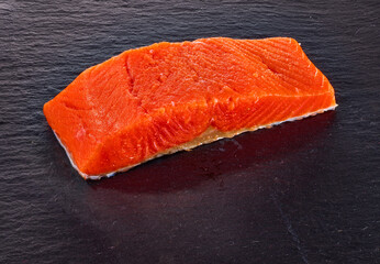 Wildlachs Stueck auf Schiefer, Wildlachs, Fischfilet, isoliert, 