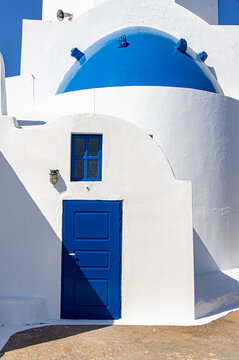 The fa&ccedil;ade of a traditional house in Santorini, Greece. Cycladic architecture.