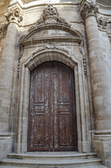 Fototapeta premium an old, historic entrance gate to a church or building in Syracuse, Sicily