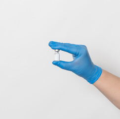 Ärztin hält eine Impfdose mit einem Impfstoff in der Hand