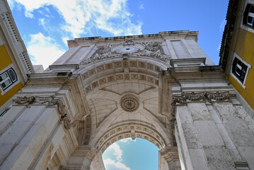 Arc de triomphe de la rue Augusta vu en contre-plongée.