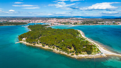 Obraz premium Aerial drone view of the beautiful Park šuma Kašteja (Kasteja), a lush green oasis on a peninsula near Medulin, Croatia. Surrounded by crystal-clear Adriatic waters