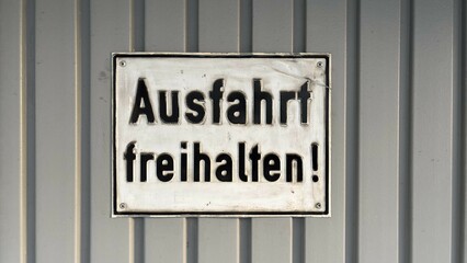 Ausfahrt freihalten! Hinweisschild Garage
