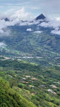 Video a&eacute;reo realizado con drone sobre la nueva v&iacute;a que pertenece a la "Conexi&oacute;n Pac&iacute;fico 1" unidad Funcional 2 en  las zonas rurales de los municipios de Amag&aacute; y Titirib&iacute;, Antioquia, Colombia.