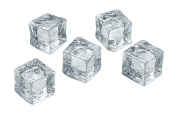 Obraz premium Glasige Eiswürfel schimmern auf einer glatten Oberfläche