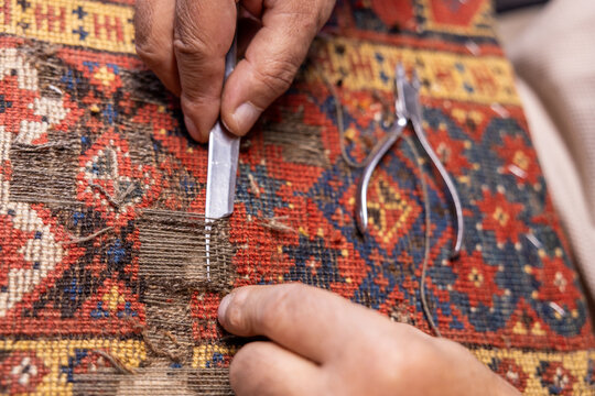 Iranian master restores carpets in Salzburg workshop