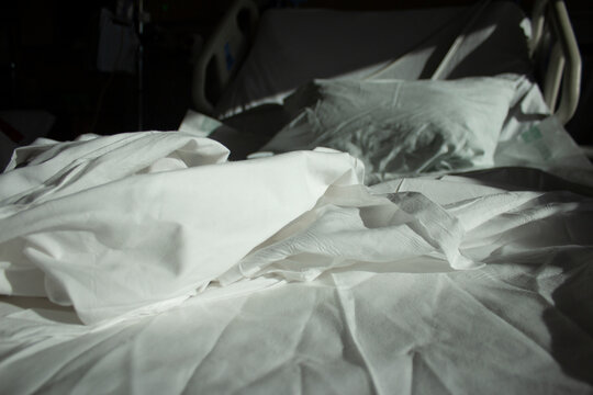 CAMA BLANCA DESTENDIDA Y VACIA DE HOSPITAL