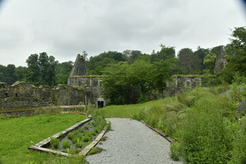 Parc avec coins de repos au site des ruines de l'abbaye de Villers-la-Ville en Brabant Wallon 