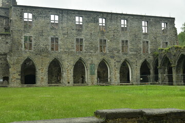 Fenêtres souvent arquées des bâtiments en ruines de l'abbaye de Villers-la-Ville en Brabant Wallon 