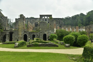 Fototapeta premium Jardins et végétation entourant les vieux murs en ruines de l'abbaye de Villers-la-Ville en Brabant Wallon 