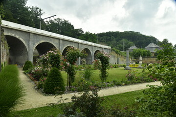 Jardin passant sous les arches du viaduc du chemin de fer à l'abbaye de Villers-la-Ville en Brabant Wallon 