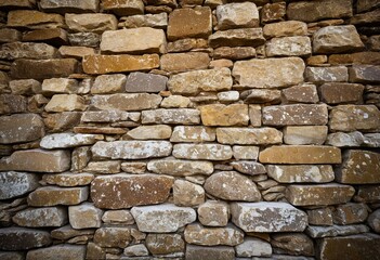 Obraz premium A stone wall with moss growing on it.