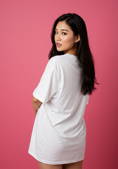 Obraz premium This professional white oversize t-shirt mockup features stylish female models showcasing the blank apparel in a clean, contemporary setting. Perfect for fashion brands and e-commerce stores, the imag