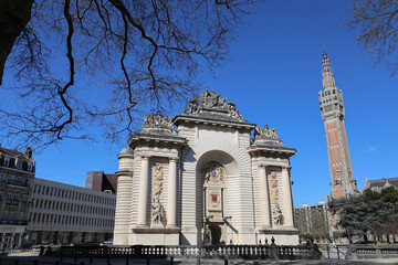 La Porte de Paris à Lille et le Beffroi de la mairie 