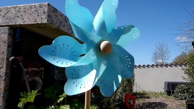 Girouette d&eacute;corative bleue dans un cimeti&egrave;re