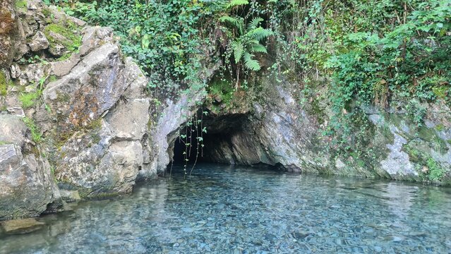 Belle r&eacute;surgence karstique derri&egrave;re le mus&eacute;e du marbre pyr&eacute;n&eacute;en de Bagn&egrave;res-de-Bigorre