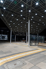 Nowoczesne zadaszenie przy wejściu na dworzec – nocna scena

