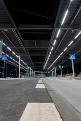 Fototapeta premium Podświetlona konstrukcja peronu kolejowego, minimalizm i industrialna estetyka