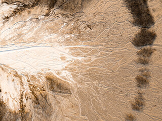 Tekstura wyschniętej ziemi z detalami erozji – strukturalny krajobraz   © Kacper