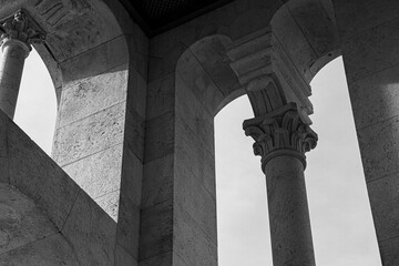 Windows and columns in shades of gray   Okna i kolumny w odcieniach szarości © Adrian White
