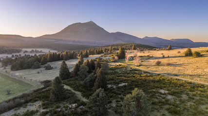Vue a&eacute;rienne d'un paysage en Auvergne avec vue sur la montagne du Puy-de-D&ocirc;me au coucher de soleil pendant le printemps