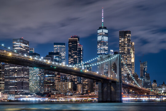 Fototapeta Brooklyn Bridge and Manhattan skyline at night