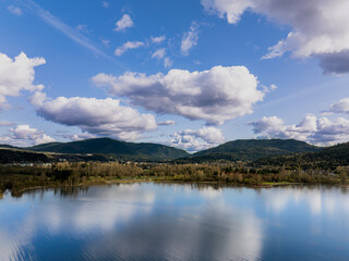 Fototapeta premium Issaquah, WA, USA – March 29, 2025: Peaceful Afternoon at Lake Sammamish State Park on a Sunny afternoon