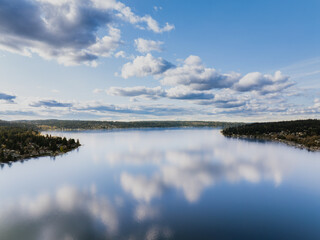 Obraz premium Issaquah, WA, USA – March 29, 2025: Peaceful Afternoon at Lake Sammamish State Park on a Sunny afternoon