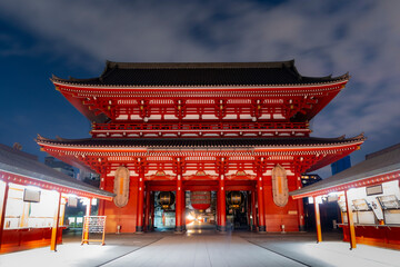 Fototapeta premium Front view of the Hozomon Gate at Senso-ji Temple in Asakusa, Tokyo, Japan, beautifully lit and empty during nighttime.