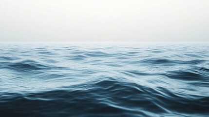 Fototapeta premium Spokojna przestrzeń spokojnych wód oceanu pod bladym niebem, delikatne zmarszczki w tle tworzą kojące i uspokajające doznania wizualne, piękno natury się rozwija