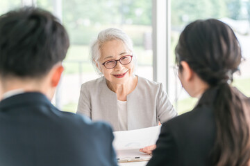 窓口・行政機関に相談に来た高齢者女性（介護,医療,支援）
