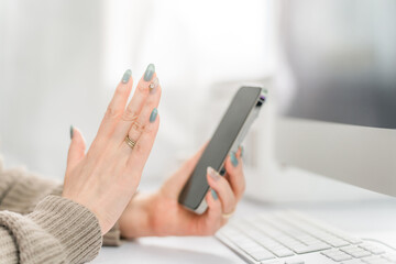 スマホでビデオ通話・テレビ電話・通話・オンライン英会話する女性
