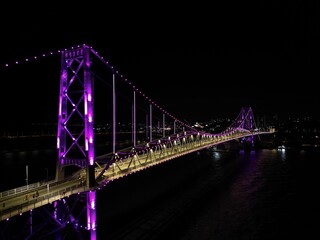 Naklejka premium Ponte Hercílio Luz Florianópolis Noite - Roxa/Lilas