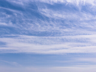 春の空　青空と巻雲を見上げる22