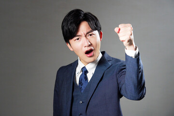 ビジネスマン　暴力　パワハラ　黒背景