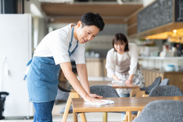 カフェで働く男性
