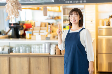 カフェで働く若い女性