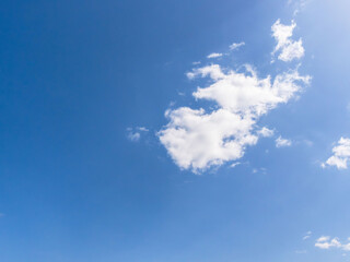 春の山から 青空と雲24