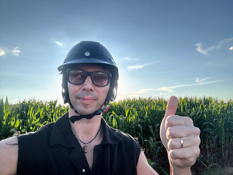 homem feliz com capacete de motoqueiro 