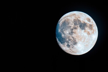 Obraz premium Astro-Minimalist Lunar Exploration High-Resolution Full Moon Visualization for Immersive Science Education and Digital Content Creation