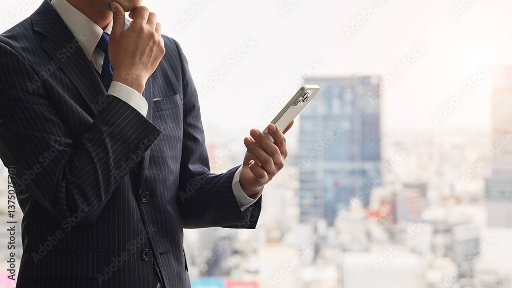 Aufkleber オフィスで都市を背景にスマホを使う男性ビジネスパーソン