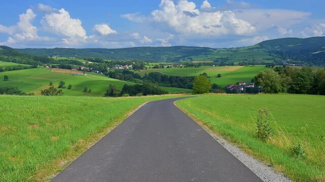 Mittelgebirgslandschaft, Strasse, Dorf, Maiersbach, Gersfeld, Rh&ouml;n, Hessen, Deutschland, Europa