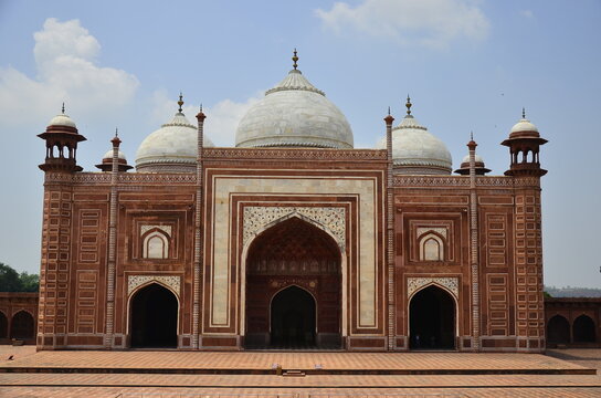 Porta di ingresso laterale del Taj Mahal, tomba architettura moghul ad Agra in India