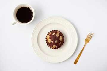 チョコレートカップケーキとコーヒー 白背景