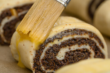 Roztrzepane jajko jako glazura do domowych wypieków, pieczone bułeczki z masa makowa, rolowany makowiec na święta  © Paweł Kacperek